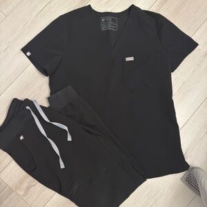 FIGS Black Scrub Set size small